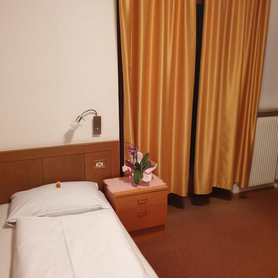 Pension An Der Mayenburg Vollan Buitenkant foto