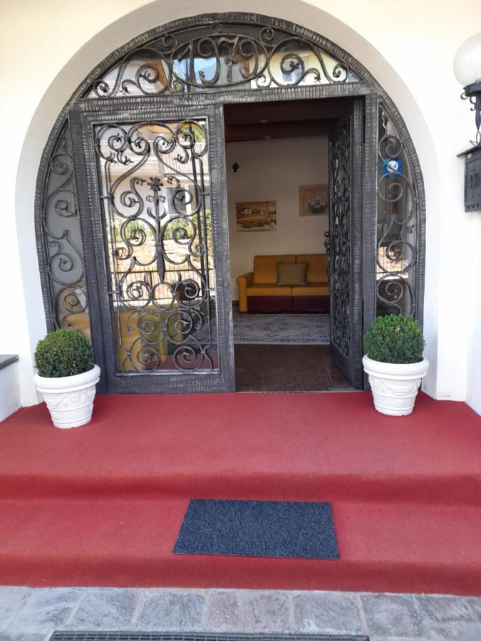 Pension An Der Mayenburg Vollan Buitenkant foto
